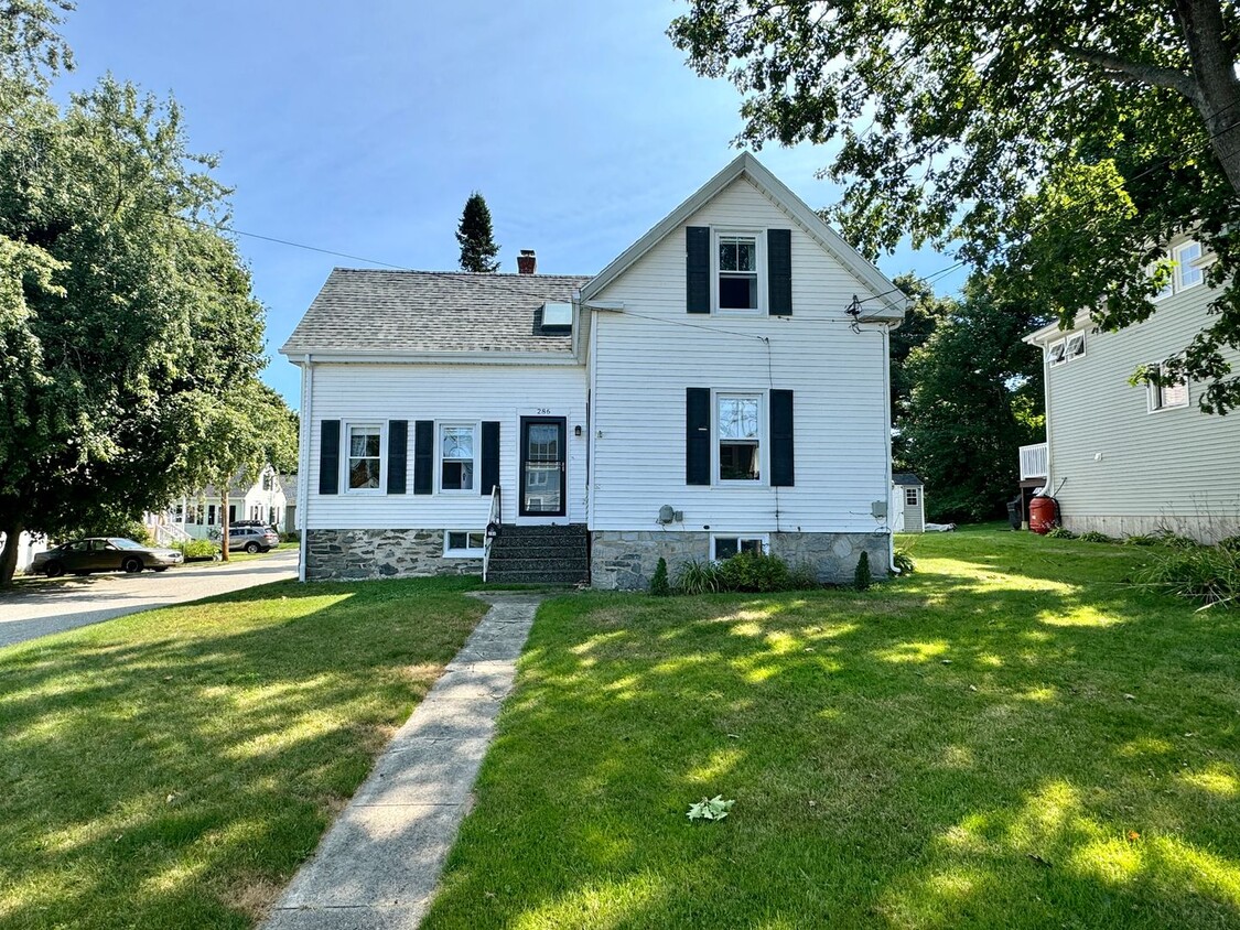 Foto principal - 3BD/1.5BA South Portland Single Family Hom...