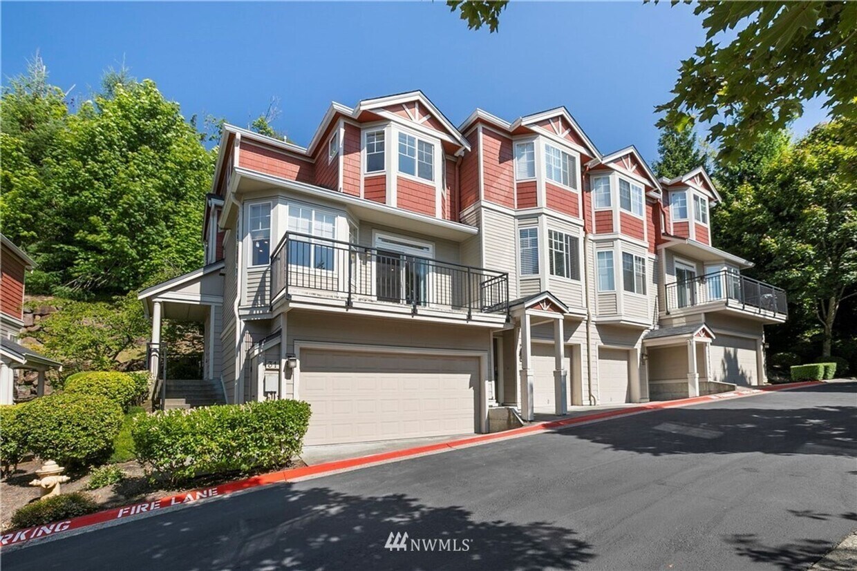 Primary Photo - Tranquil Bellevue Home with Extra Room!