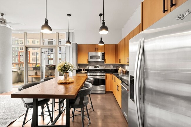 Building Photo - HUGE 3rd Floor Luxury 2 Bed, 2 Bath Mount ...