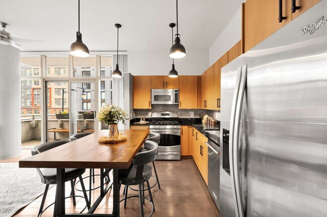 Foto del edificio - HUGE 3rd Floor Luxury 2 Bed, 2 Bath Mount ...