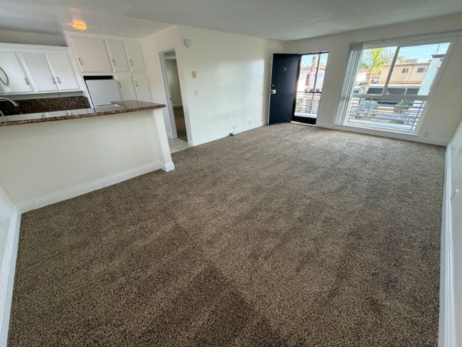 Photo - 931 W 19th St Apartment