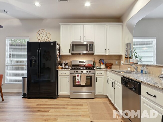 Building Photo - 2 Bed / 2 Bath Furnished House in N. Austin