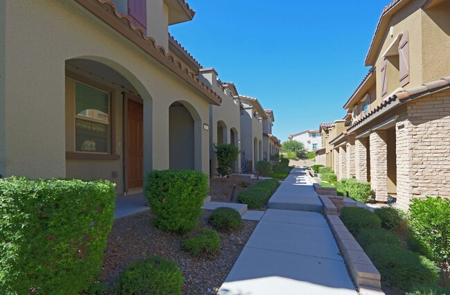 Foto del edificio - Newer, Fabulous town home in the heart of ...
