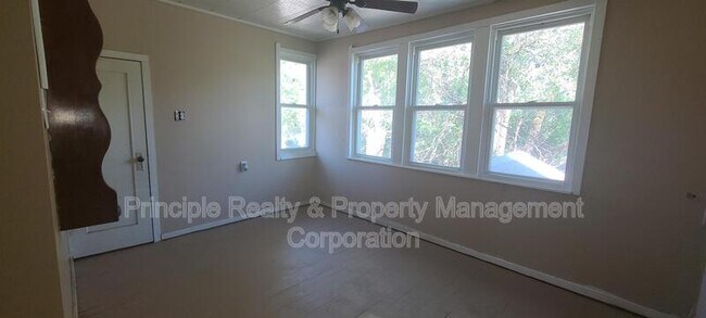 Building Photo - 704 N Hickory St
