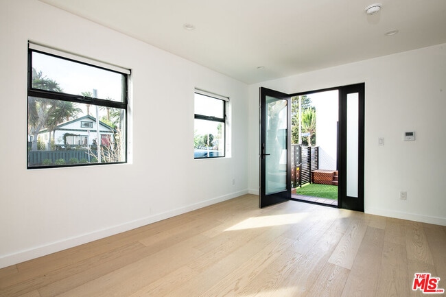 Building Photo - 1325 Cabrillo Ave