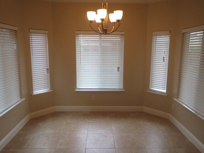 Foto del edificio - 4 BR home built in 2004 in newer Sunnyside...