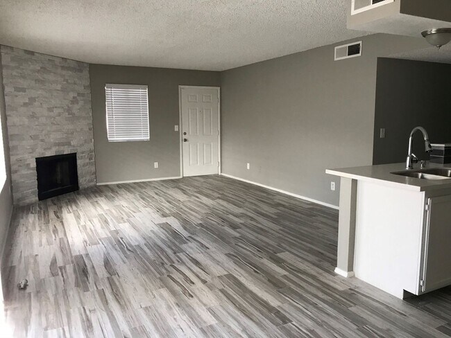 Foto del edificio - two bedroom two bath condo in Green Valley