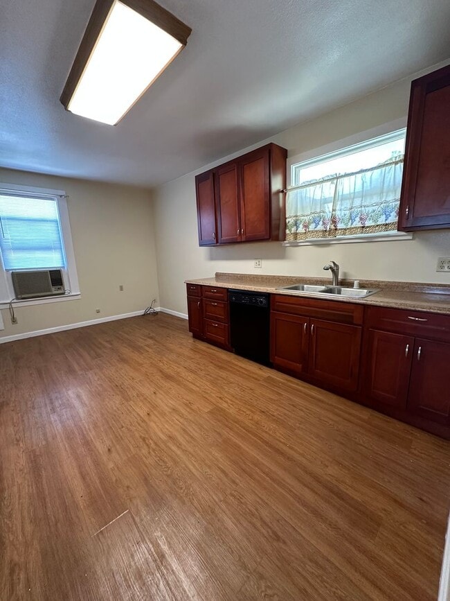 Building Photo - Adorable 1 bedroom 1 bath close to Downtow...