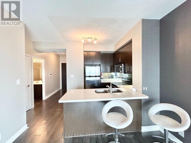 Building Photo - 50 Absolute Ave