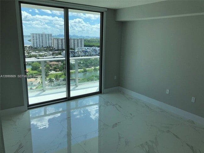 Foto del edificio - 300 Sunny Isles Blvd