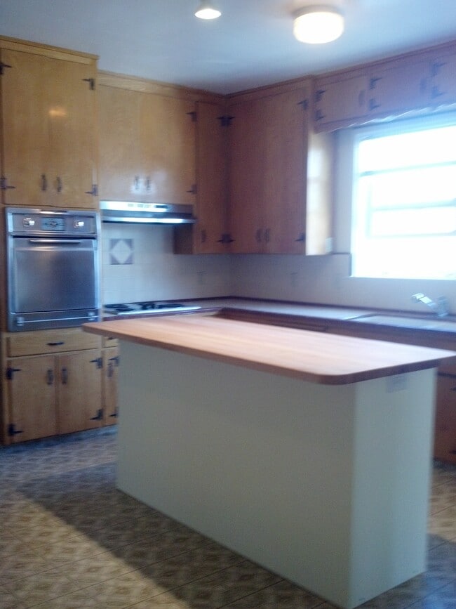 Building Photo - 883 Hellam St