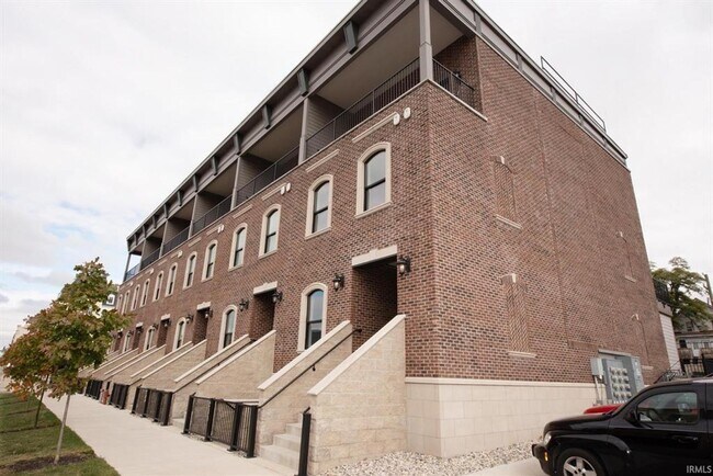 Foto del edificio - Brownstone Condominiums