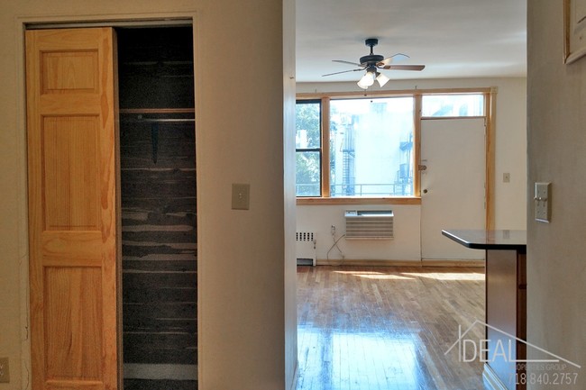 Foto del edificio - Oversized Studio with Terrace in Park Slope.