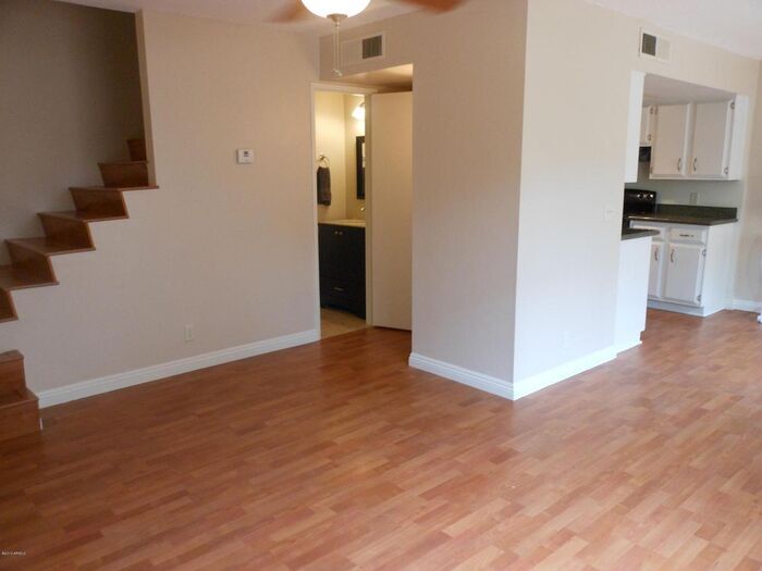 Building Photo - One month Free on OAC and 13 month lease.Location!! Minutes from Old Town Scottsdale, Fashion Squ...