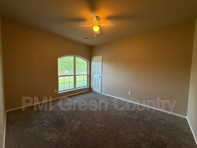 Building Photo - 8322 S Murphree Dr