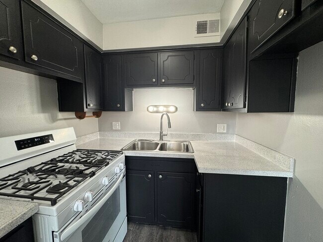 Building Photo - 4431 Oakwood
