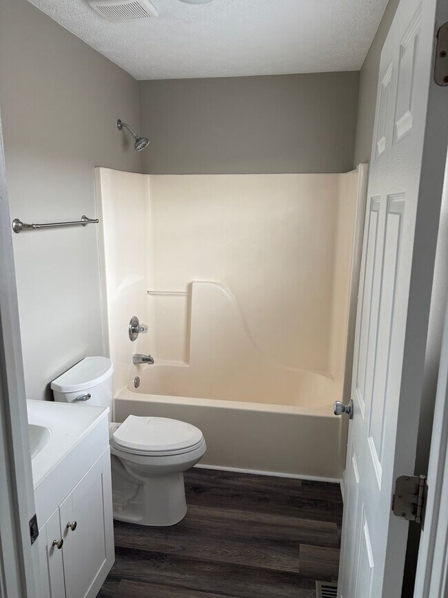 Building Photo - 804 Barry Ct