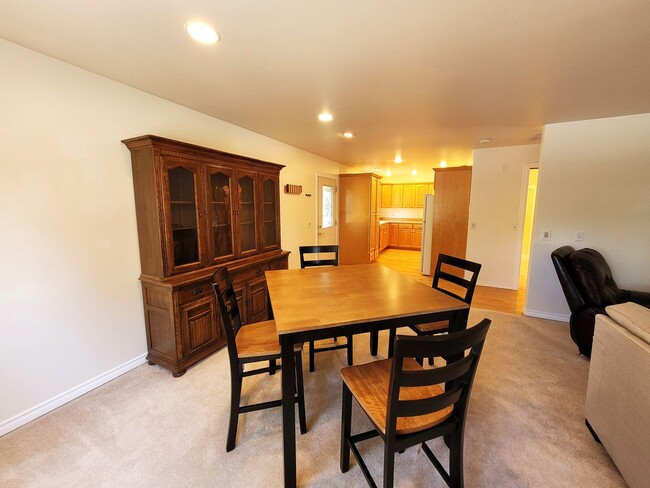 Building Photo - Fully Furnished Cottage 1 Bedroom - Marine Dr