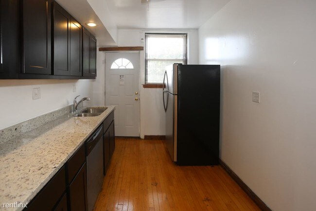 Building Photo - 3245 N Damen Ave