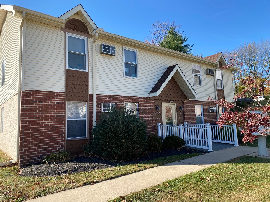 Primary Photo - 301 Walnut Ct Way