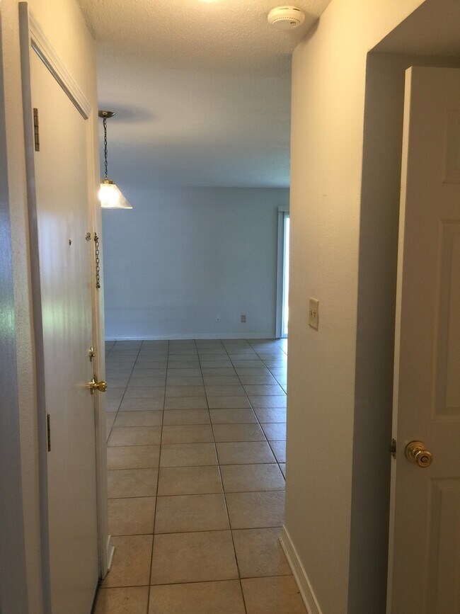 Foto del edificio - Great 1 Bedroom in Shalimar Waterfont Comm...