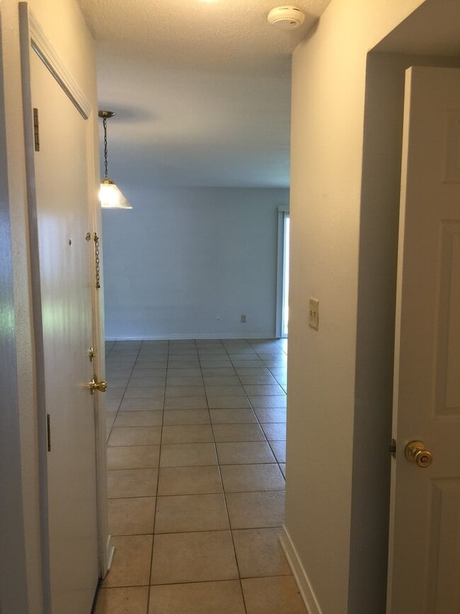 Building Photo - Great 1 Bedroom in Shalimar Waterfont Comm...