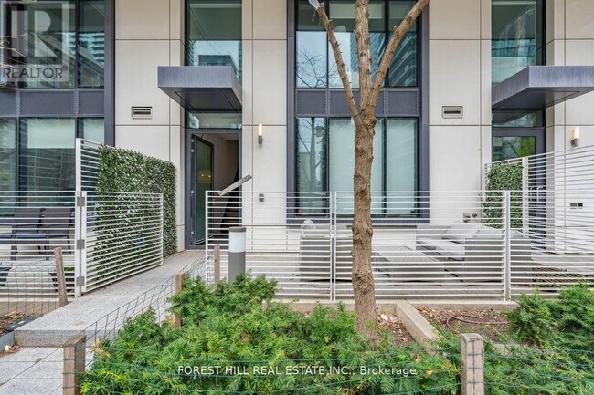 Photo du bâtiment - 161-161 Roehampton Ave