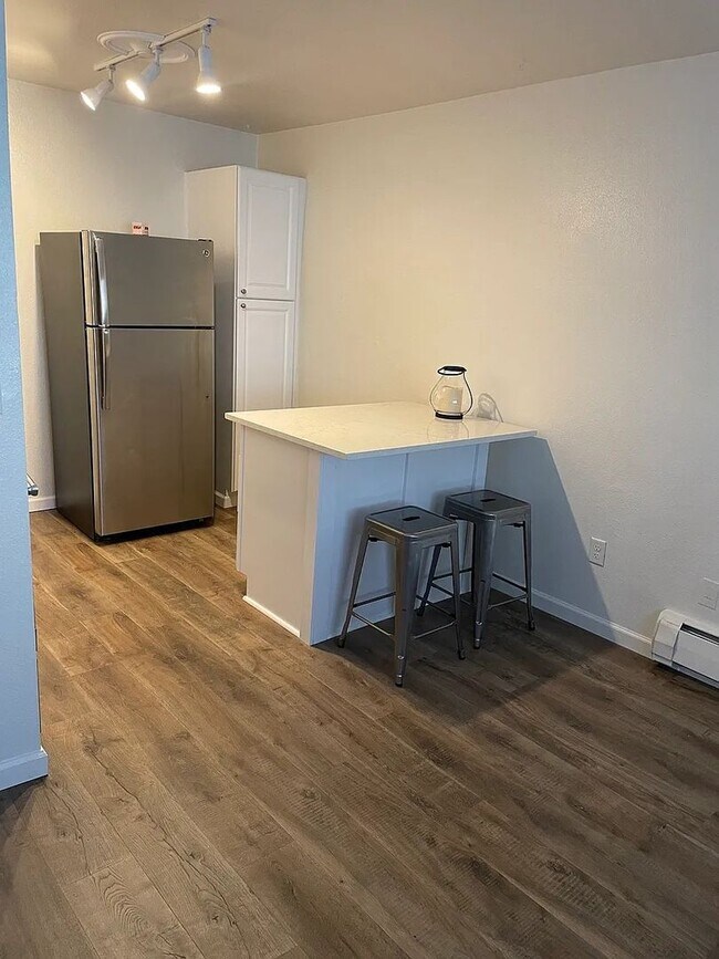 Building Photo - 1 Bedroom Apartment with Carport on Canyon Blvd