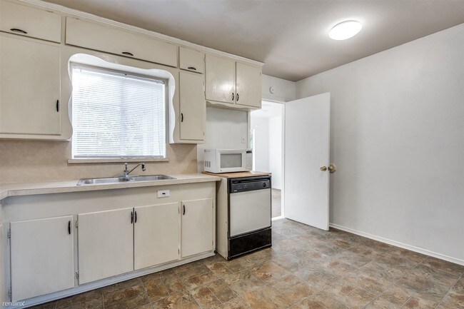Foto del edificio - 3 br, 1 bath House - 4240 Sexton Ln