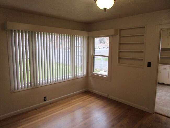 Building Photo - 2 Bedroom House Just East of Prineville - ...