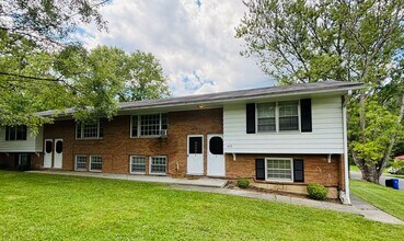 Building Photo - 1605 Lark Ln