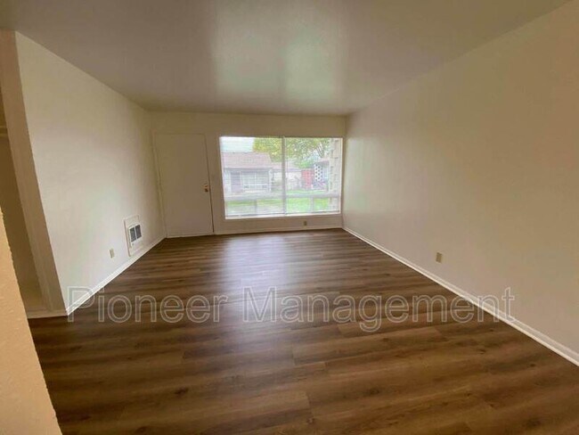Foto del edificio - 755 NE Alameda Ave
