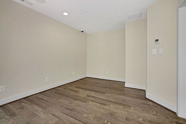 Foto del edificio - 3 Bed 3.5 Bath - Bethesda Montgomery Row Townhouse - Move in Ready