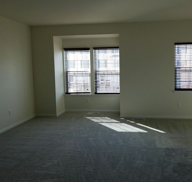Building Photo - 1720 SF Townhome - 3 BR/1.5 BA - Kings Cro...