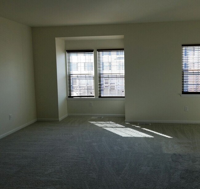 Foto del edificio - 1720 SF Townhome - 3 BR/1.5 BA - Kings Cro...
