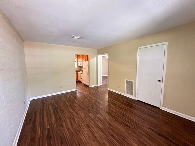 Foto del edificio - 2 bedroom 1 bath duplex available for rent!