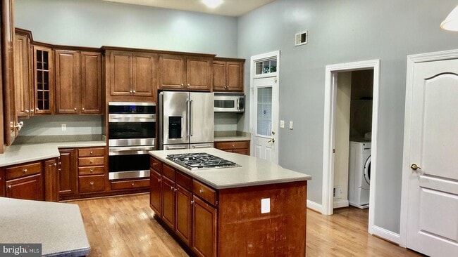 Building Photo - Welcome to this executive-style home in Br...