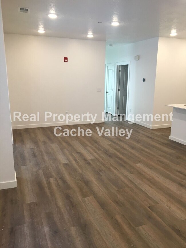 Building Photo - 462 W 40 S