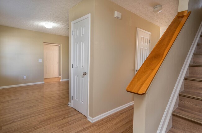 Foto del edificio - 1016 Bella Dona Rd