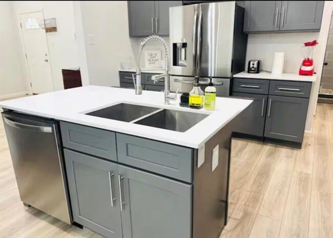 Foto del edificio - 2400 Burkett St.