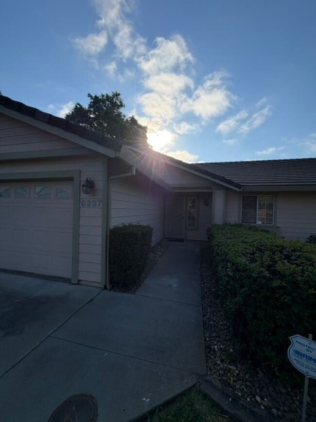 Building Photo - Beautiful Freshly Painted 3 Bedroom and 2 Bathroom Home in Carmichael $2,995.00 + Water