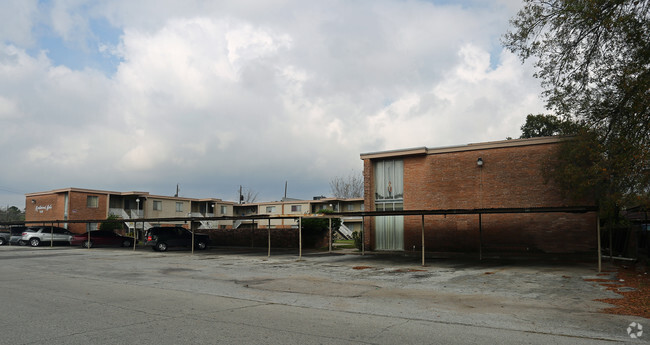 Parking Area - Kentwood Apartments