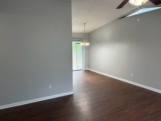 Foto del edificio - 753 Livingston Ct