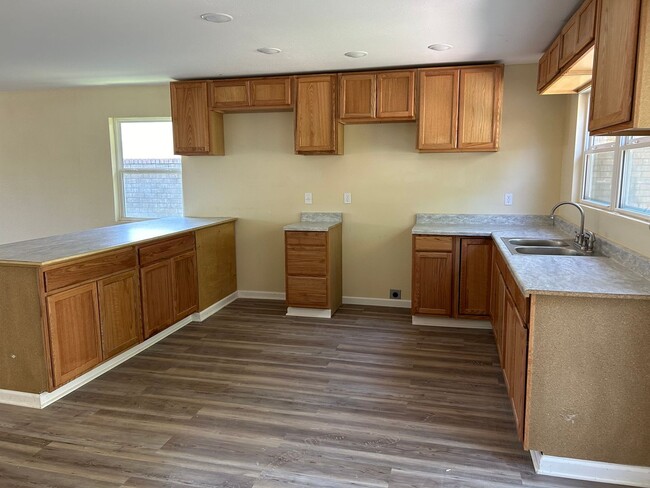 Building Photo - 4 Bedroom 2 bathroom  and 2 car garage hom...