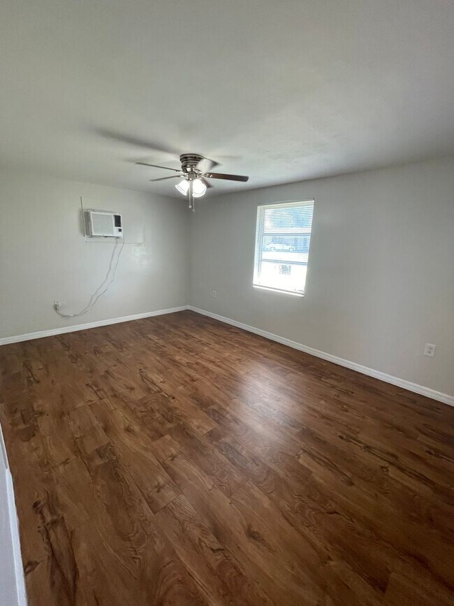 Foto del edificio - 2/1 - Available Now!