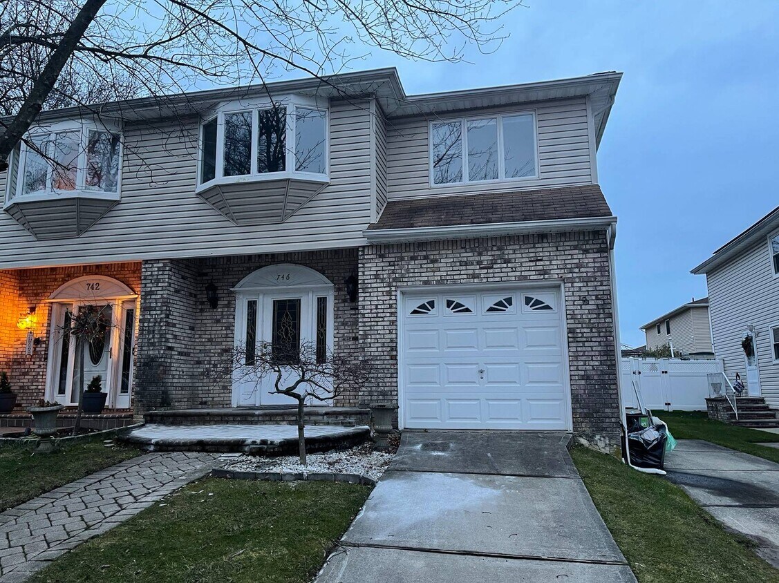 Foto principal - 746 Maguire Ave