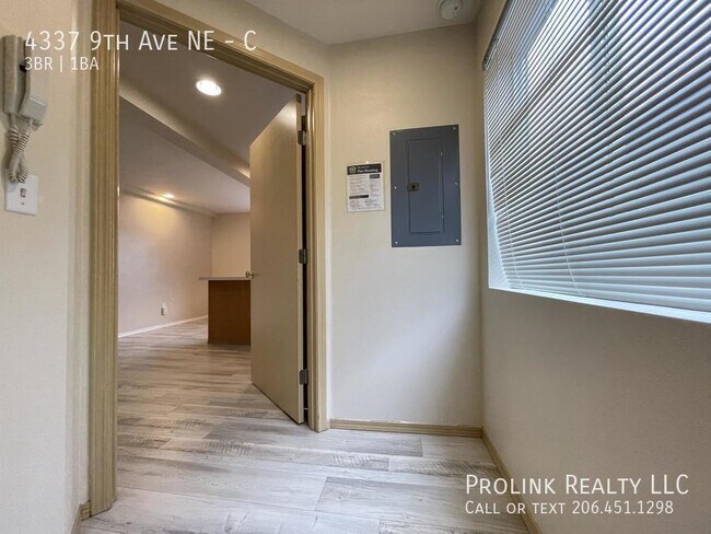 Building Photo - 4337 9th Ave NE