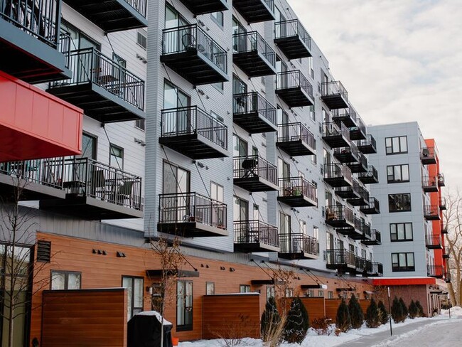 Building Photo - Hello Apartments