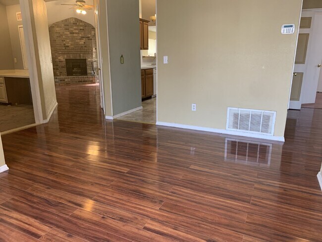 Foto del edificio - "Spacious 3-Bedroom Oasis with 2 Full Bath...