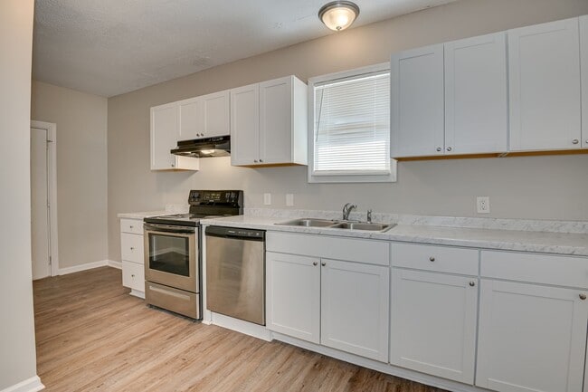 Building Photo - Charming 2-Bed with Spacious Living - PET ...